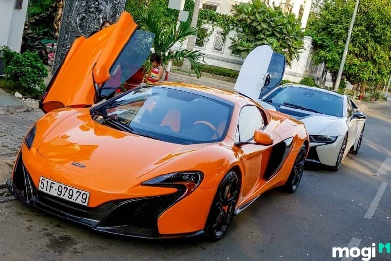 Hình ảnh một biển số xe có số 79, tượng trưng cho sự may mắn và bình an trên đường