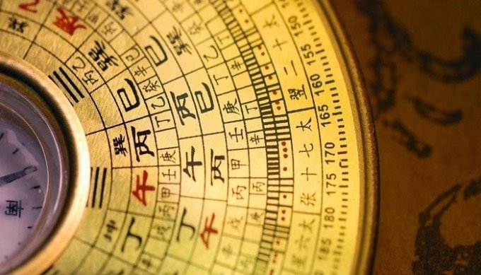 Hình ảnh người đang làm lễ cúng giải hạn hoặc vật phẩm phong thủy