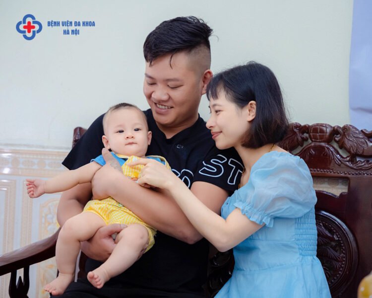 Bố mẹ và em bé sơ sinh thể hiện sự hòa hợp, hạnh phúc khi sinh con năm 2026 hợp tuổi