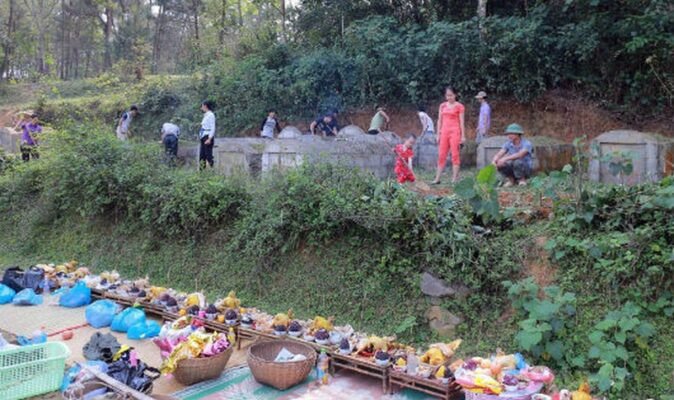 Thời tiết thuận lợi cho việc sửa mộ, đất khô ráo và trời quang đãng