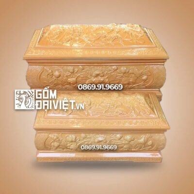 Một gia đình đang thực hiện nghi lễ cúng bái tại mộ phần