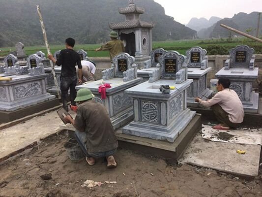 Cảnh tượng mộ phần bị xuống cấp, cỏ mọc um tùm, có dấu hiệu hư hại