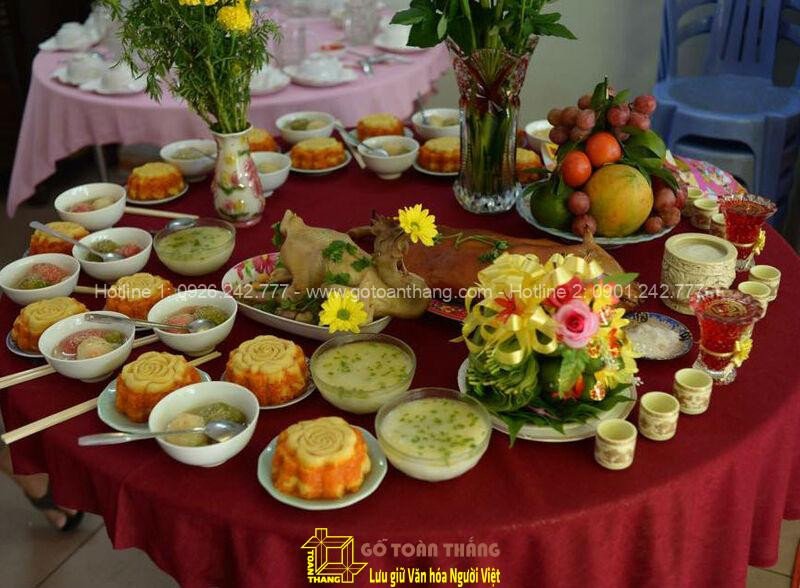 Gia đình thành kính dâng hương trong lễ cúng tuần 49 ngày