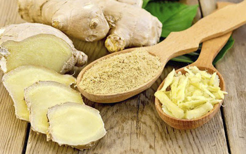 Củ gừng tươi, một gia vị ấm áp thường dùng để thanh lọc không gian tâm linh