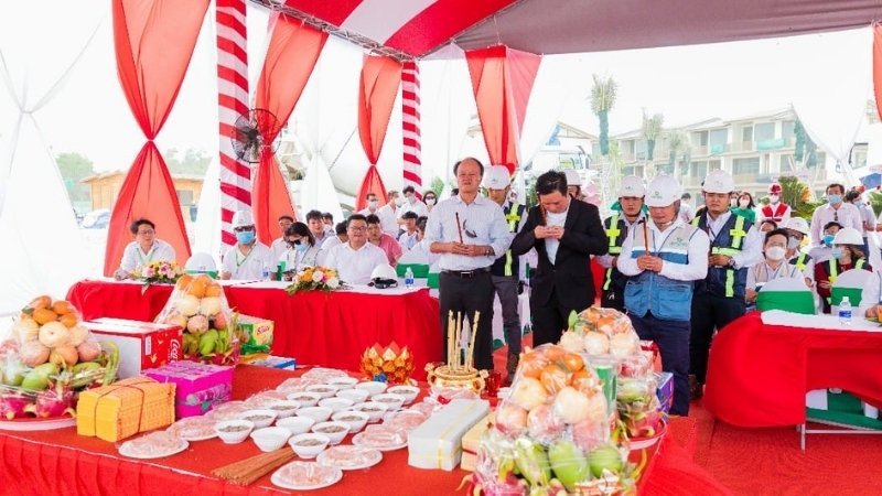 Đồ lễ cúng động thổ chay tịnh với hoa quả và bánh ngọt