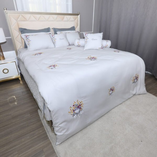 Bộ chăn ga gối màu trắng với họa tiết hoa cúc nhẹ nhàng cho tuổi Giáp Dần