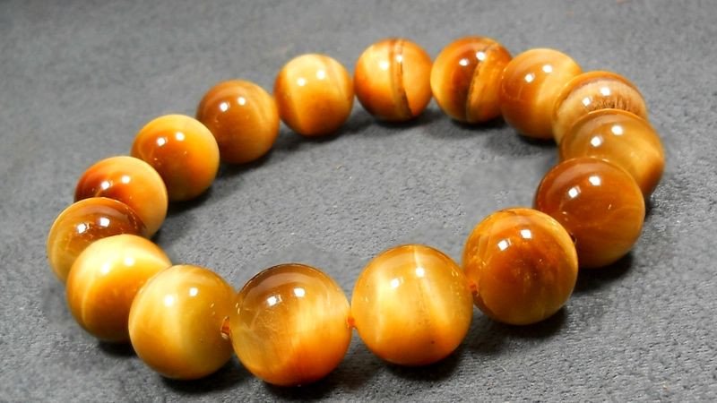 Vật phẩm phong thủy đá Mắt Hổ vàng mang lại bình an cho người sinh năm 1985