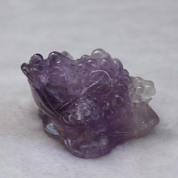 Cóc ngậm tiền màu vàng đất phù hợp với người mệnh Thổ