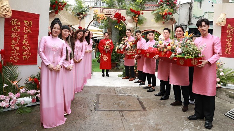 Đoàn rước dâu của nhà trai với mâm quả cưới truyền thống, chuẩn bị đón dâu đúng giờ đã chọn.