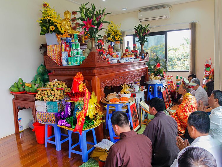 Thắp hương bàn thờ Thần Tài Thổ Địa trong ngày nhập trạch