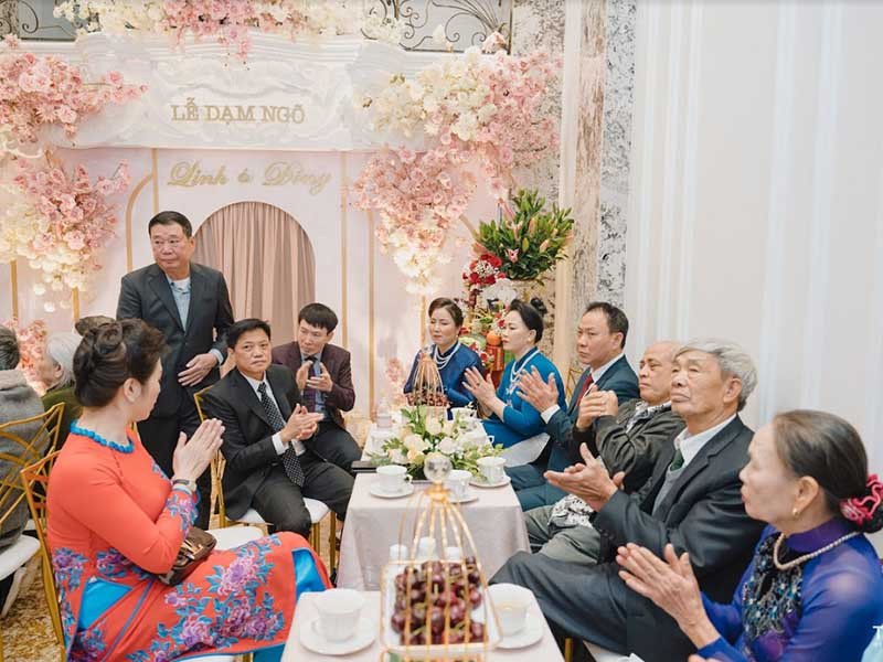 Cặp đôi tìm hiểu cách xem ngày dạm ngõ theo tuổi để có hôn nhân viên mãn