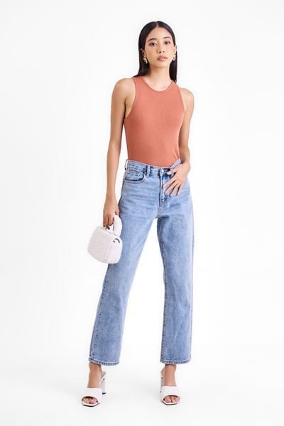 Trang phục màu nâu đất, biểu tượng của sự bền vững, phù hợp với người tuổi Ất Sửu 1985.