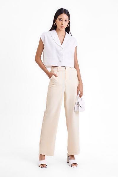 Nữ Ất Sửu 1985 thanh lịch trong bộ đầm trắng tinh khôi, hợp phong thủy.