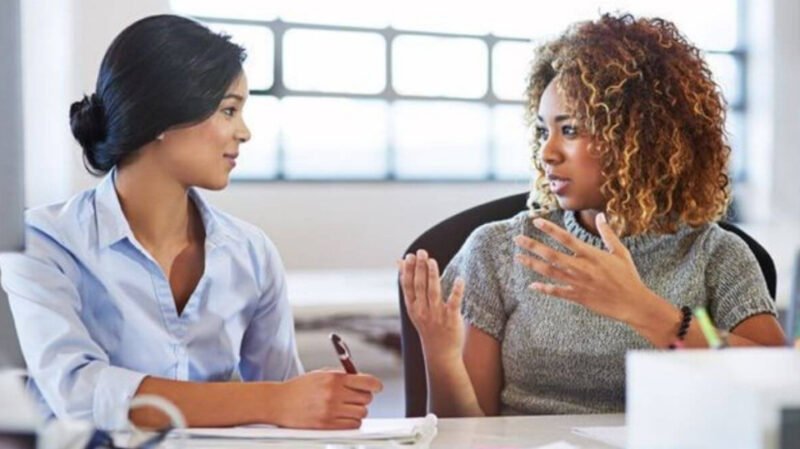 Mọi người trò chuyện vui vẻ thể hiện mối quan hệ xã hội của cung Song Tử