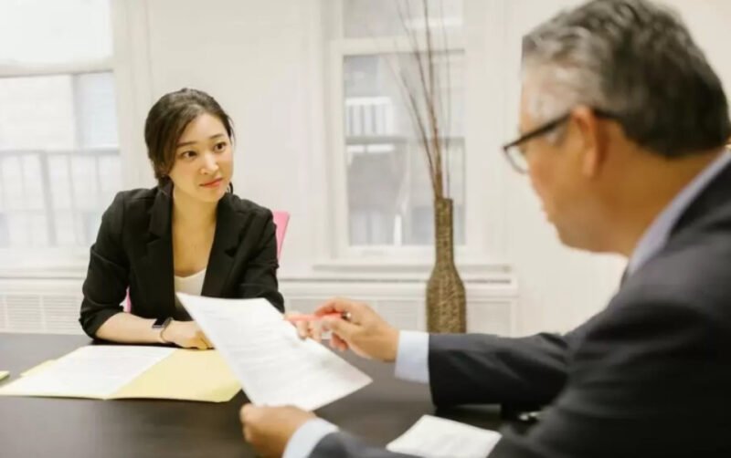 Người đang leo núi thể hiện bí quyết thăng tiến sự nghiệp của cung Song Tử