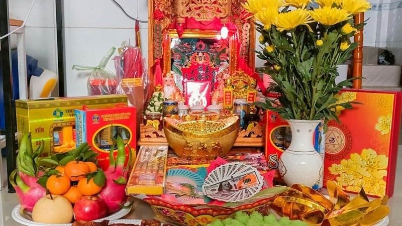 Gia chủ thực hiện cúng Thần Tài vào giờ tốt
