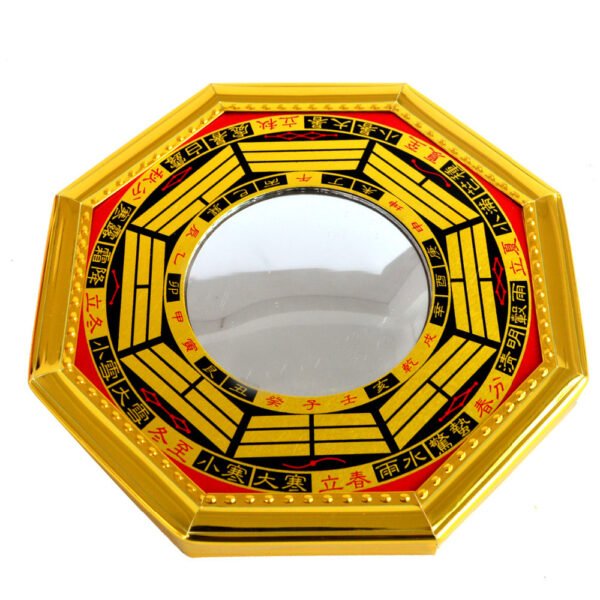 Gương Bát Quái được treo trước cửa nhà giúp hóa giải hướng xấu cho gia chủ Bính Thìn 1976