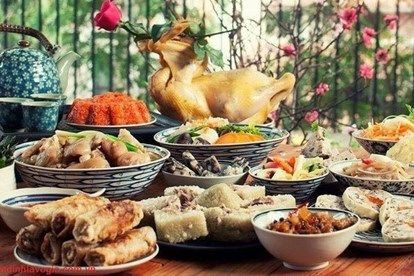 Bàn thờ gia tiên với đồ thờ cúng trang trọng trong lễ cúng đầu năm