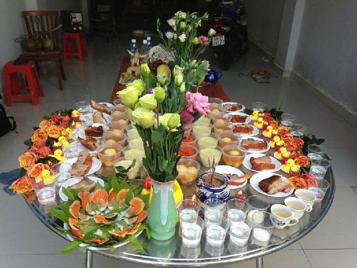 Thực hiện nghi thức cúng lễ đầu năm với lòng thành kính