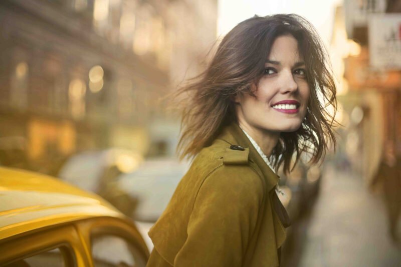 Cung hoàng đạo Xử Nữ cô gái áo nâu