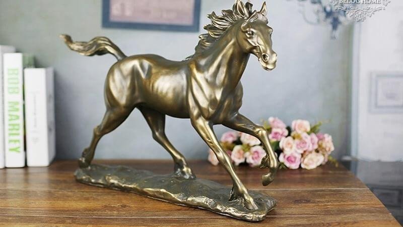 Tượng Ngựa phong thủy mang lại công danh cho tuổi Nhâm Ngọ