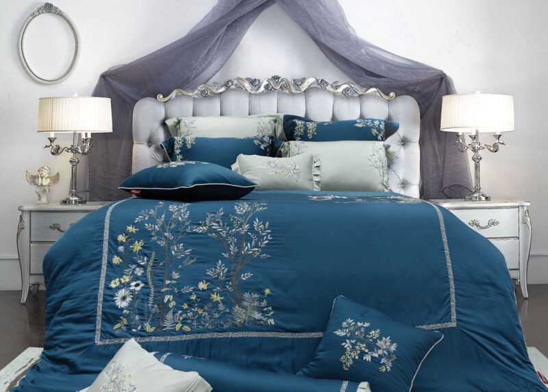 Mô tả hình ảnh: Bộ chăn ga gối màu xanh dương với họa tiết hoa lá nhẹ nhàng, mang lại cảm giác thư thái và hợp mệnh Mộc cho người sinh năm 1972 là tuổi con gì