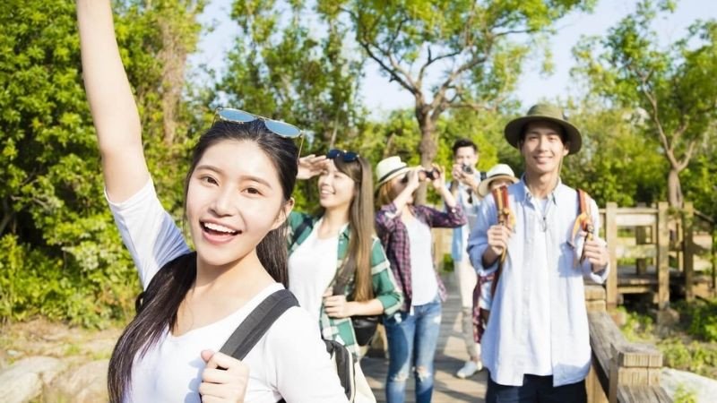 Cung Nhân Mã rất phù hợp với vai trò hướng dẫn viên du lịch, mang đến những trải nghiệm khám phá đầy thú vị.