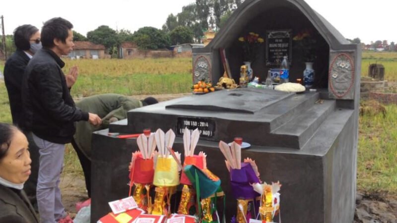 Mâm lễ cúng tạ mộ sau khi xây dựng, tu sửa hoàn tất