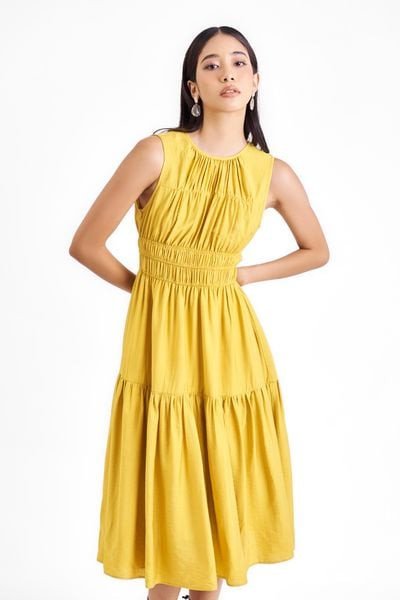 Không gian phòng thờ ấm cúng với điểm nhấn màu vàng cho người tuổi Tý mệnh Kim