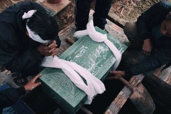 Gia đình chuẩn bị lễ bốc mộ cho người mẹ đã khuất