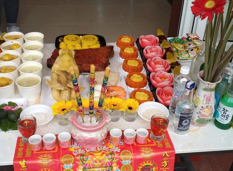 Mâm ngũ quả và hoa tươi trong lễ cúng khai trương