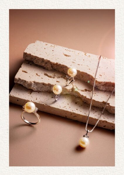 Trang sức màu vàng mang lại sự sáng tạo và nỗ lực cho người mệnh Hỏa