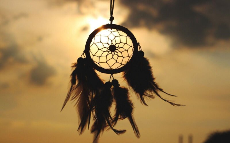 Hình nền dreamcatcher bình an cho người tuổi Tỵ