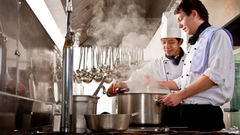 Kim Ngưu với sự cẩn trọng và kiên định thể hiện qua hình ảnh người đầu bếp, liên hệ với việc chuẩn bị cúng kính tươm tất theo ngày của 12 cung hoàng đạo