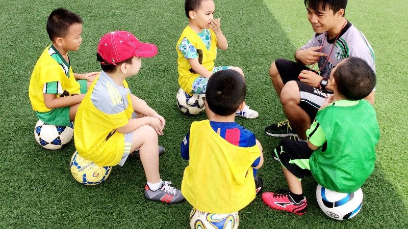 Sư Tử với khí chất lãnh đạo, như một huấn luyện viên dẫn dắt cộng đồng trong các hoạt động tâm linh vào ngày của 12 cung hoàng đạo