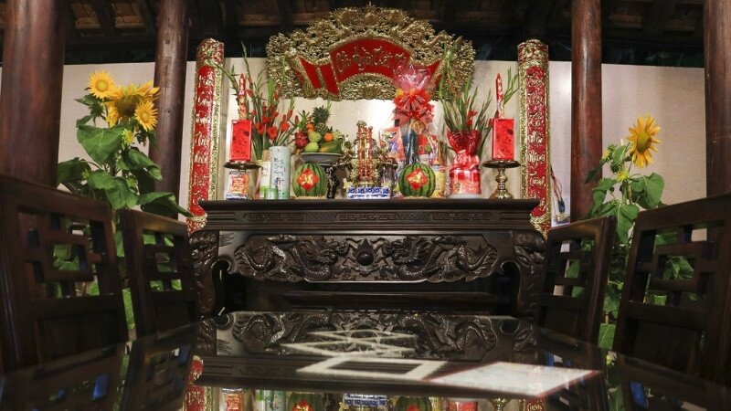 Mâm cúng giao thừa truyền thống với đầy đủ lễ vật trên bàn thờ