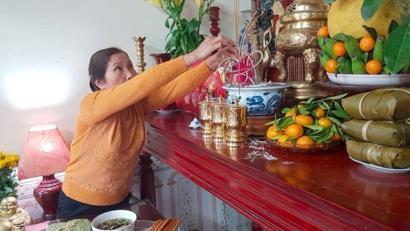 Gia chủ thành tâm đọc văn khấn trong lễ cúng giao thừa tại bàn thờ gia tiên