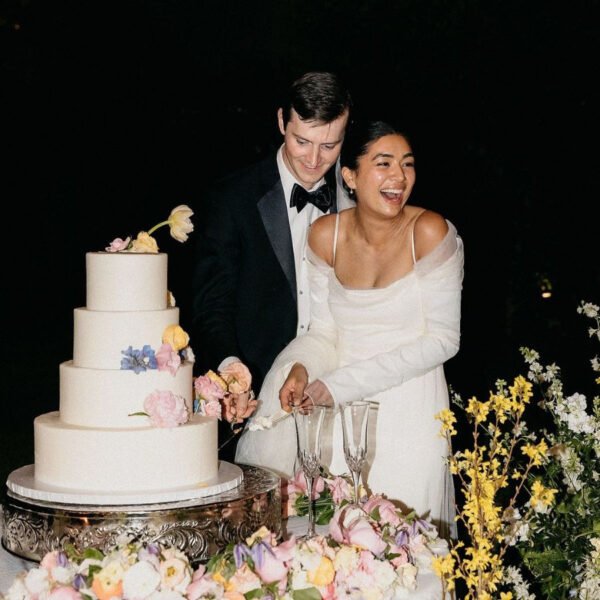 Một cặp đôi đang được người lớn tuổi xem ngày cưới hỏi trong sách tử vi