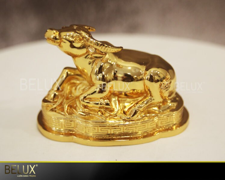 Tượng trâu phong thủy vàng óng, biểu tượng may mắn cho người tuổi Sửu