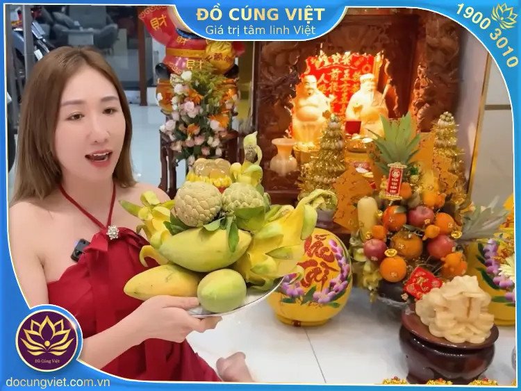 Một gia chủ đang thực hiện nghi thức dâng lễ vật cúng Thần Tài