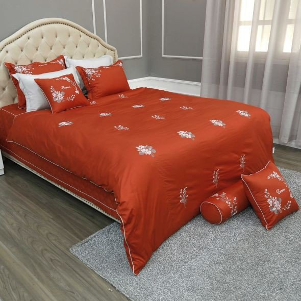 Bộ chăn ga gối màu cam đậm với họa tiết hoa tinh tế, là lựa chọn màu sắc phong thủy tốt lành cho người tuổi Đinh Tỵ