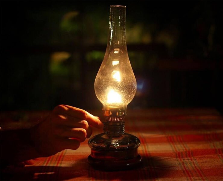 Bé trai tuổi Tỵ 2025 với mệnh Phú Đăng Hỏa, tượng trưng cho ánh sáng ấm áp.