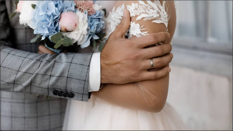 Một gia đình hạnh phúc với bố mẹ và em bé, biểu tượng cho sự ấm no, đủ đầy
