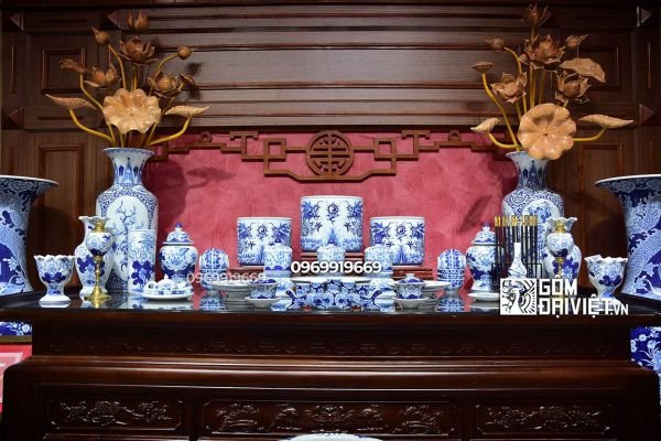 Bát hương gốm sứ Bát Tràng men rạn đặt trên bàn thờ