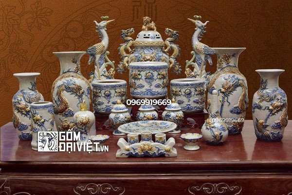 Bộ đồ thờ gốm sứ men rạn Bát Tràng đặt trên bàn thờ cổ kính