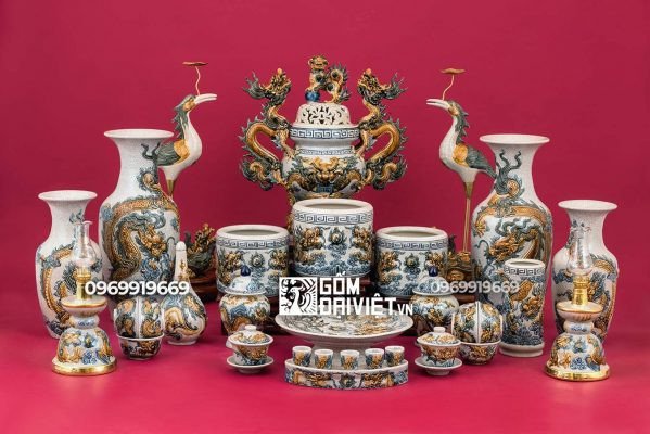 Bộ đồ thờ cúng bằng gốm sứ Bát Tràng với họa tiết rồng