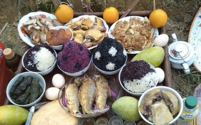 Mâm cúng Thanh Minh ngoài mộ