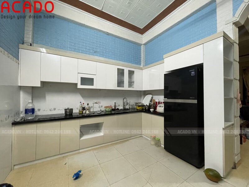 Tủ bếp màu trắng be nhẹ nhàng nhưng vô cùng thu hút người nhìn