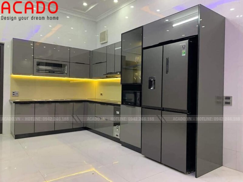 Tủ bếp cánh kính màu xám mang lại vẻ đẹp sang trọng thu hút