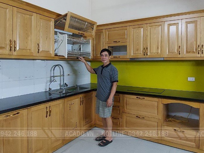 Tủ bếp gỗ sồi Nga phun sơn màu vàng nhạt